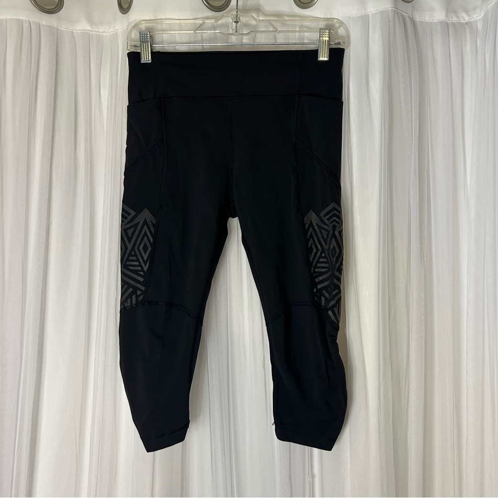 Lululemon Athletica Black Cropped Leggings with Geometric Design size 6